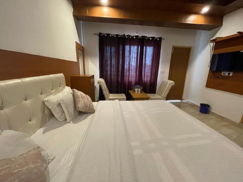 Hotel Atithi, Near Yes Bank, Mall Road, Mussoorie