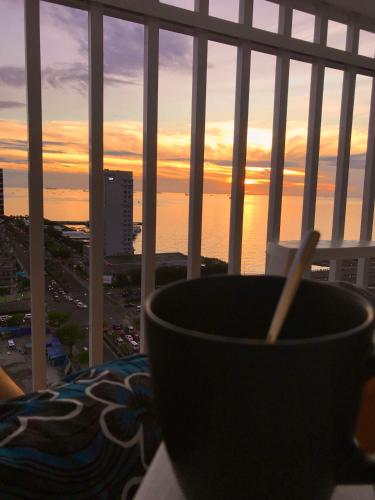 Luxury Seaside Sunset View at SM Mall of Asia with free parking, Manila (photo 9)