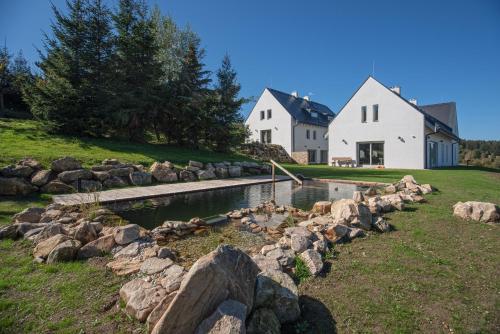 Úszómedence, Usedlost U lípy Blatiny (Usedlost U lipy Blatiny) in Svratka