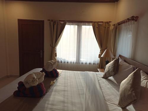 Deluxe Double or Twin Room with Pool View image 9