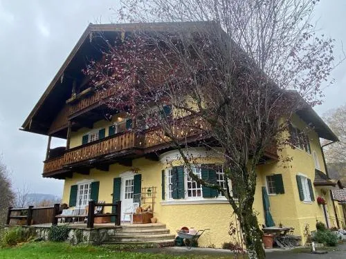 Edle Altbauwohnung trifft oberbayrisches Bergidyll in Bayrischzell, Deutschland