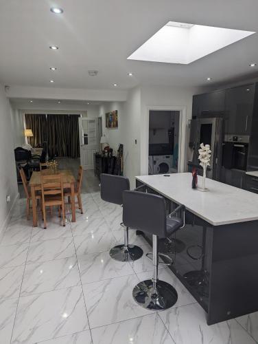 Spacious and modern 2 bed house with garden.