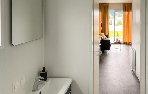 حمام, Stunning Home In Scherpenisse in Tholen