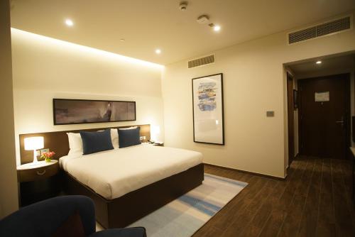 Standard King Room image 3