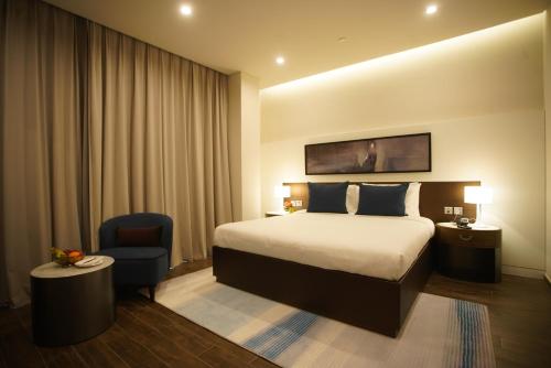Standard King Room image 4