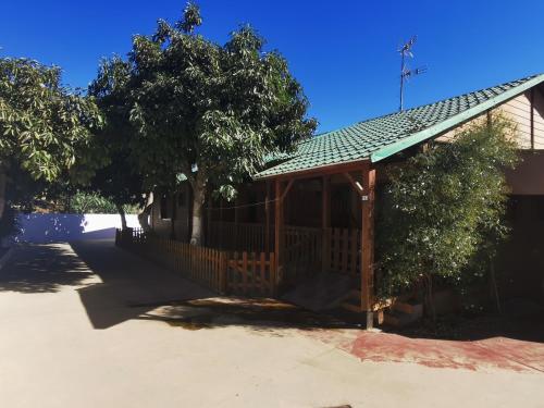 bungalow con piscina en camping privado cerca de la playa de torre del mar ideal familias