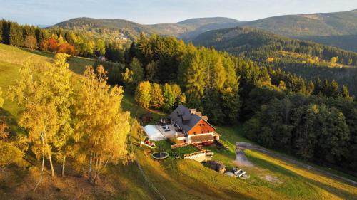 Chalupa Barborka - Národní park Krkonoše, sauna, bazén, dětské hřiště, gril, 6 pokojů, kuchyň, společenská místnost s krbem