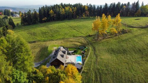 Chalupa Barborka - Národní park Krkonoše, sauna, bazén, dětské hřiště, gril, 6 pokojů, kuchyň, společenská místnost s krbem