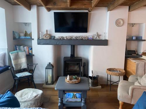 Shrimp Cottage - 3 bed renovated cottage with stunning sea views