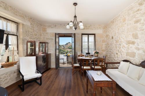 Facilities, Krouson Mansion in Krousonas