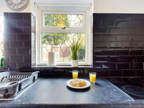 Cocina, Stunning Family Home with Comfortable Surroundings by Our Home Short Stays ideally situated within G in Wigan