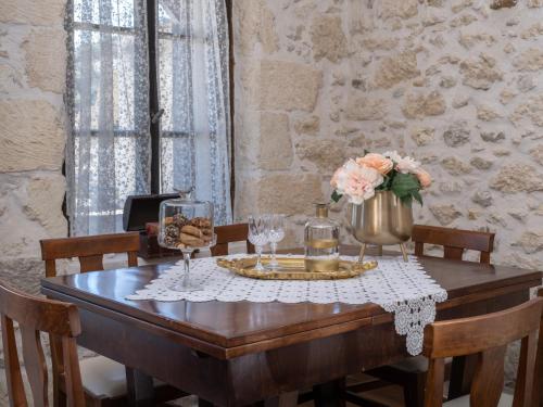 Food and beverages, Krouson Mansion in Krousonas