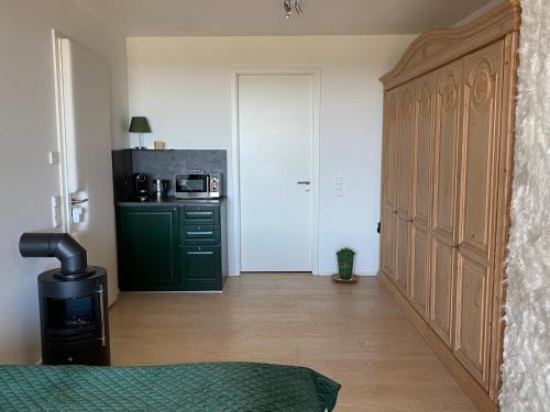 ALPEN-PANORAMA SUITE - Einzigartige Privatsuite hoch über München, 12tes OG, Alpenblick, Loggia, Whirlpool, 15 Minuten zum Zentrum, Ruhe und Erholung in der Stadt München für privat und geschäftlich Reisende in München, Deutschland