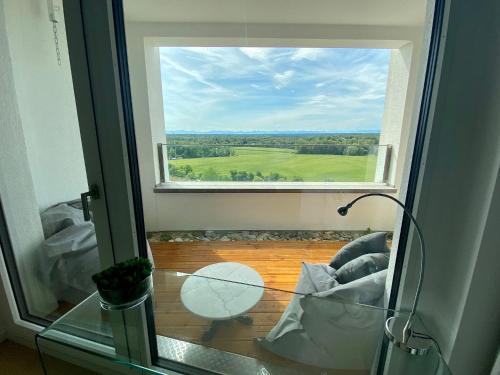ALPEN-PANORAMA SUITE - Einzigartige Privatsuite hoch über München, 12tes OG, Alpenblick, Loggia, Whirlpool, 15 Minuten zum Zentrum, Ruhe und Erholung in der Stadt München für privat und geschäftlich Reisende, Munich (photo 2)