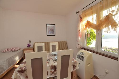 One-Bedroom Apartment image 3