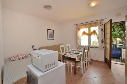 One-Bedroom Apartment image 4