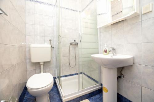 One-Bedroom Apartment image 7