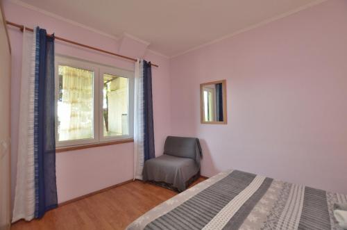 One-Bedroom Apartment image 9