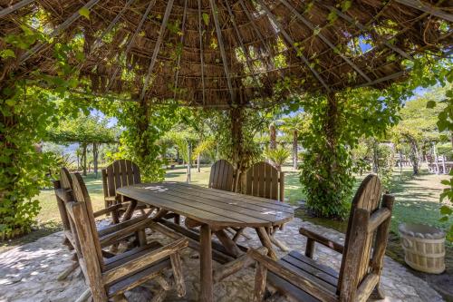 المرافق, Mille et une Nuits - La Vénus de Lisbonne (Mille et une Nuits - La Venus de Lisbonne) in Vila Franca de Xira