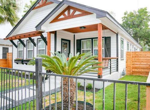 Lamar Villa-3 bed 2.5 bath with outdoor kitchen in San Antonio, USA