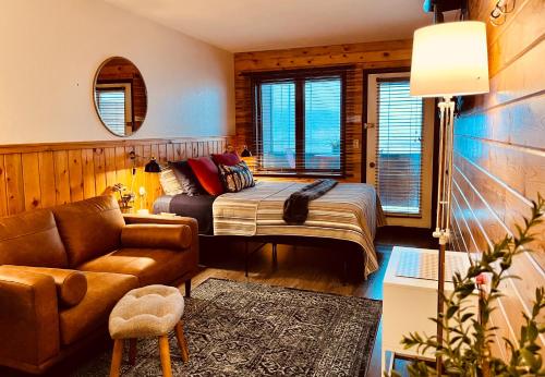 DOCO Rocky Mountain Vacation Rental-Queen Suite with Resort Amenities - Accommodation - Gränby