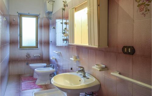 Bathroom, Beautiful apartment in REGGIO CALABRIA with WiFi and 3 Bedrooms in Sant'Elia