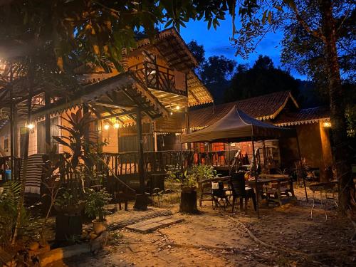 Rustic Chalet - Dahlia n Mawar at Sedim Vista