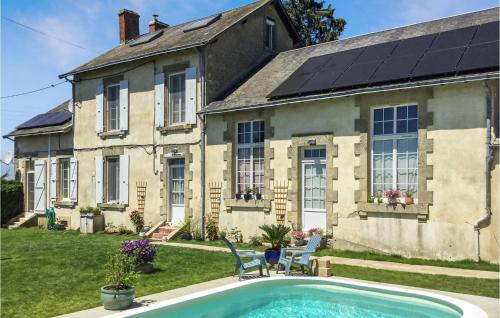 Stunning Home In Loge- Fougereuse With Outdoor Swimming Pool