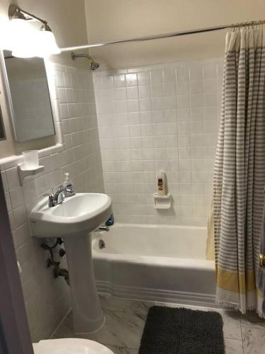 Walk2Metros,DCGem,Private,Wifi, FreeParking in Arlington, USA