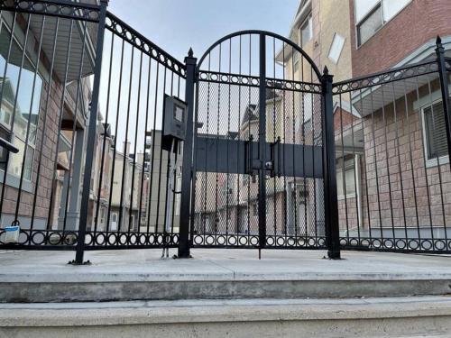 2 K-beds; 2 baths, Downtown; Parking; Pet friendly