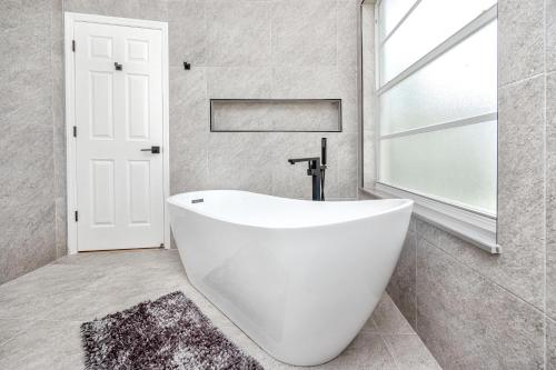 Vista exterior, Palm Harbor Paradise - Spacious Home In Quiet Neighborhood with Heated Pool, Billiard Room, Hot Tub in Palm Harbor (FL)