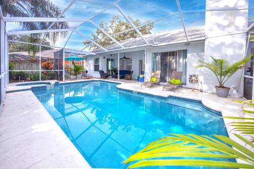 A szálláshely kívülről, Palm Harbor Paradise - Spacious Home In Quiet Neighborhood with Heated Pool, Billiard Room, Hot Tub in Palm Harbor (Florida)