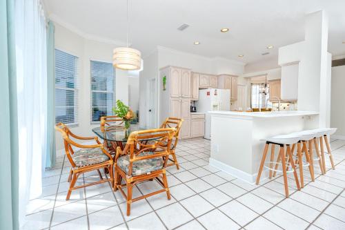 Vista exterior, Palm Harbor Paradise - Spacious Home In Quiet Neighborhood with Heated Pool, Billiard Room, Hot Tub in Palm Harbor (FL)