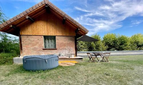 Jolie cabane avec jacuzzi pour les amoureux de la nature