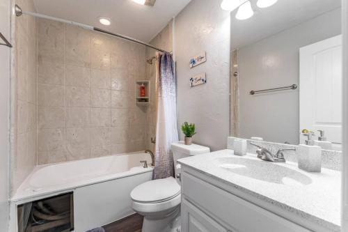 Family Friendly 2bdrm-Walk To At&t/Cowboys Stadium in Arlington, USA