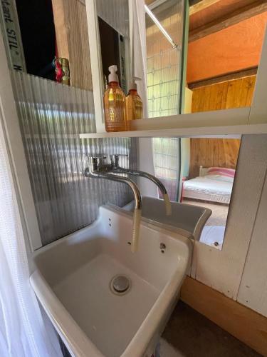 Jolie cabane avec jacuzzi pour les amoureux de la nature