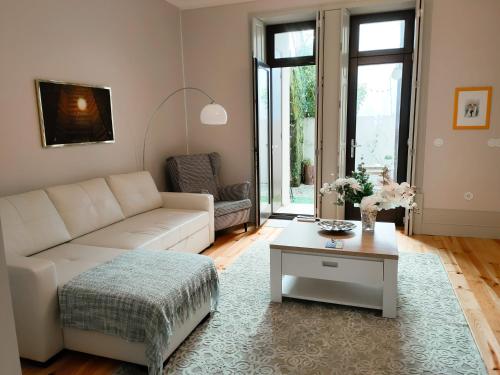 Porto Historic - Apartment with Private Patio, Порту
