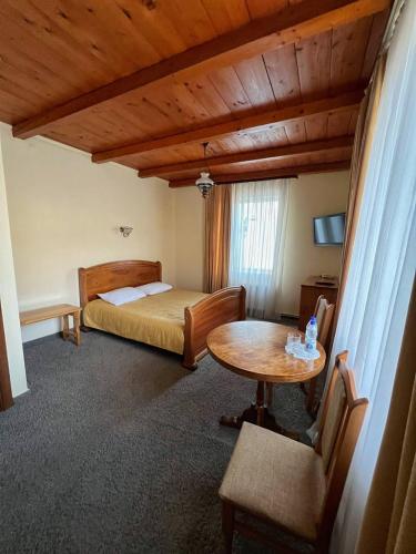 1 queen bed, 1 twin bed