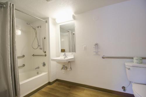 Motel 6 Lantana/West Palm Beach, FL - 화장실