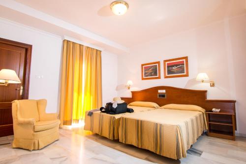 1 double bed, 1 twin bed