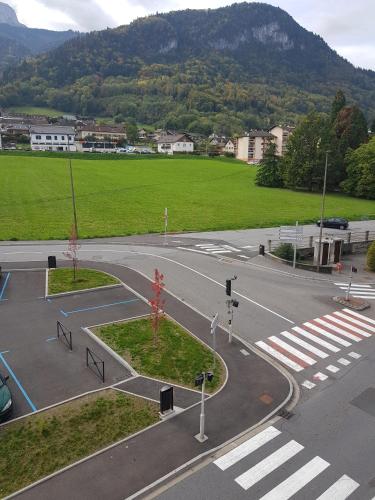 grand studio dans une résidence prive avec une cuisine et salle de bain séparé un parking gratuit et une magnifique vue sur les montagness