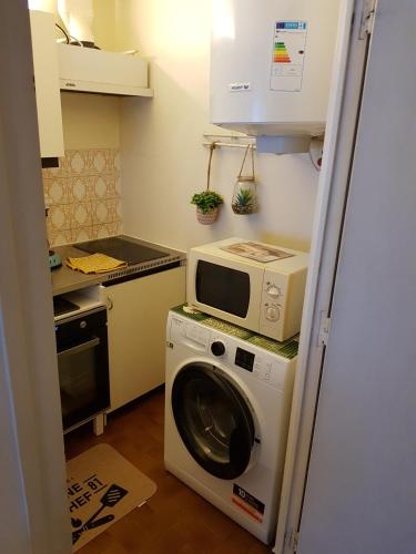 Konyha, grand studio dans une residence prive avec une cuisine et salle de bain separe un parking gratuit et in Divonne-les-bains
