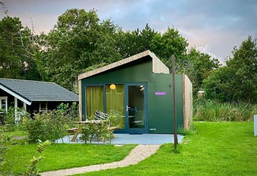 Duurzame cabin, gelegen in de natuur aan zee