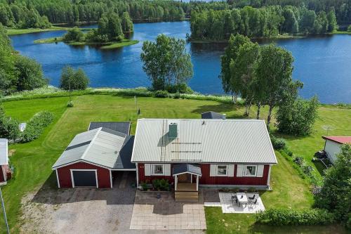 Stadsnära och naturskön villa med 50m till vatten