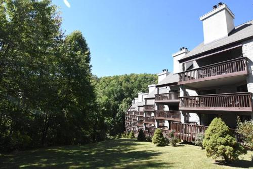 VIEWS & FIREPLACE - Minutes to Gburg and Ober - Condo in Gatlinburg (TN)