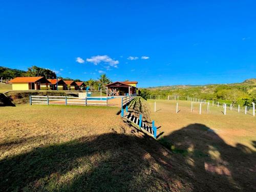 Chácara com 4 Chalés, grande piscina e muito verde