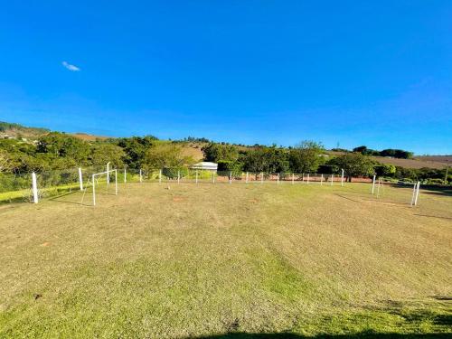 Chácara com 4 Chalés, grande piscina e muito verde