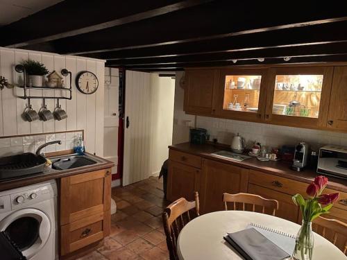 Isallt Cosy Cottage. Dogs Welcome. Superking & Double Bed. Log Burner. Peaceful Village Location