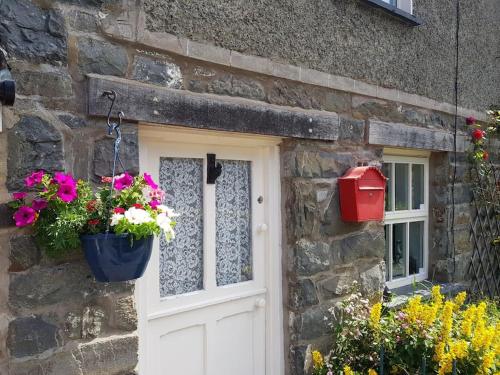 Isallt Cosy Cottage. Dogs Welcome. Superking & Double Bed. Log Burner. Peaceful Village Location