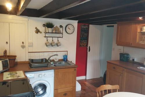 Isallt Cosy Cottage. Dogs Welcome. Superking & Double Bed. Log Burner. Peaceful Village Location